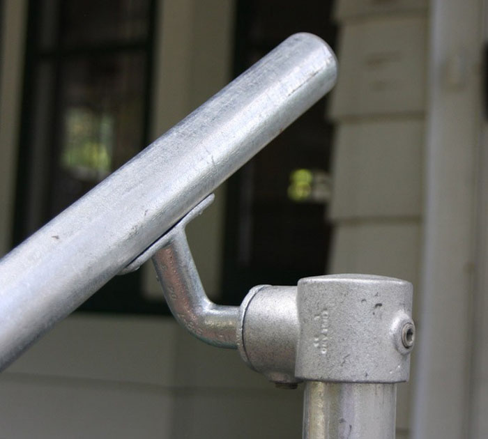 adjustable bracket for handrails